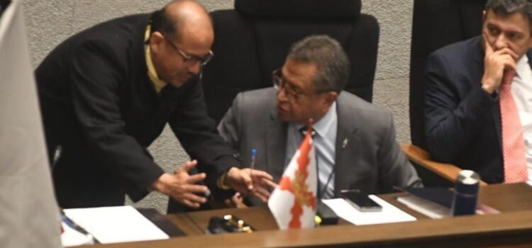 Ministro Oviedo responsabiliza al teniente Manzaneda por ocultar llegada de 32 maletas y enfrenta interpelación en la Asamblea