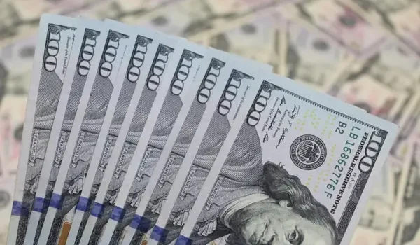 Dólar cierra por encima de Bs 10 en Bolivia tras jornada de alta volatilidad