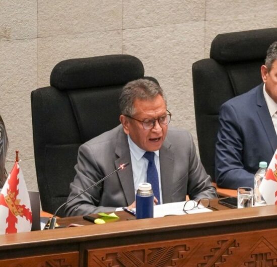 Legisladores cierran filas en defensa de la democracia y descartan destitución de ministro Oviedo