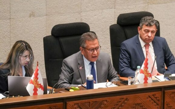 Legisladores cierran filas en defensa de la democracia y descartan destitución de ministro Oviedo