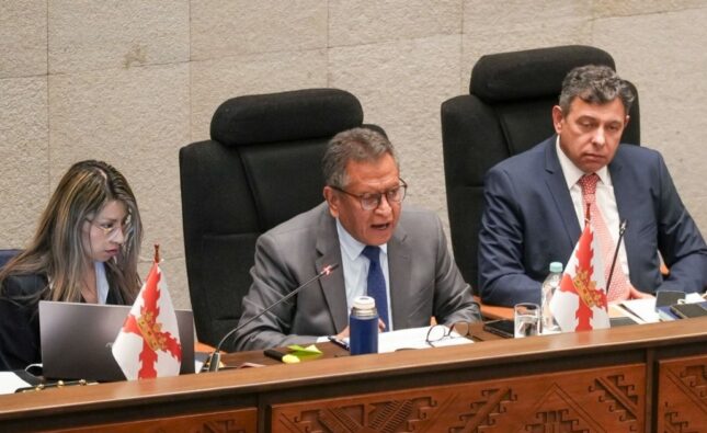 Legisladores cierran filas en defensa de la democracia y descartan destitución de ministro Oviedo