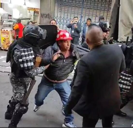 Policía desaloja a miembros de la COB que tomaban el Ministerio de Trabajo en La Paz