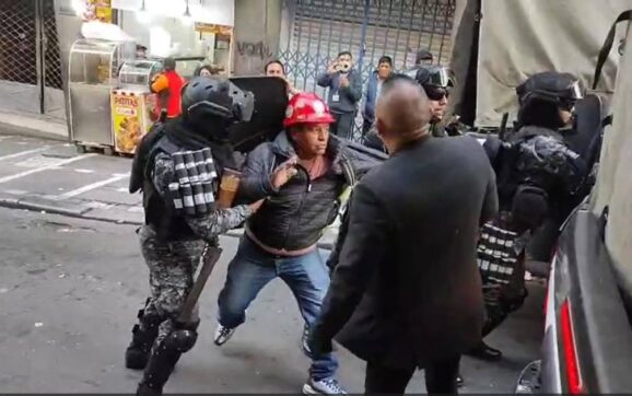 Policía desaloja a miembros de la COB que tomaban el Ministerio de Trabajo en La Paz