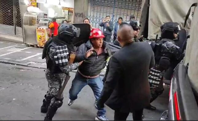 Policía desaloja a miembros de la COB que tomaban el Ministerio de Trabajo en La Paz