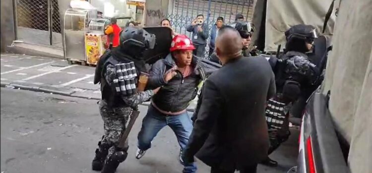 Policía desaloja a miembros de la COB que tomaban el Ministerio de Trabajo en La Paz