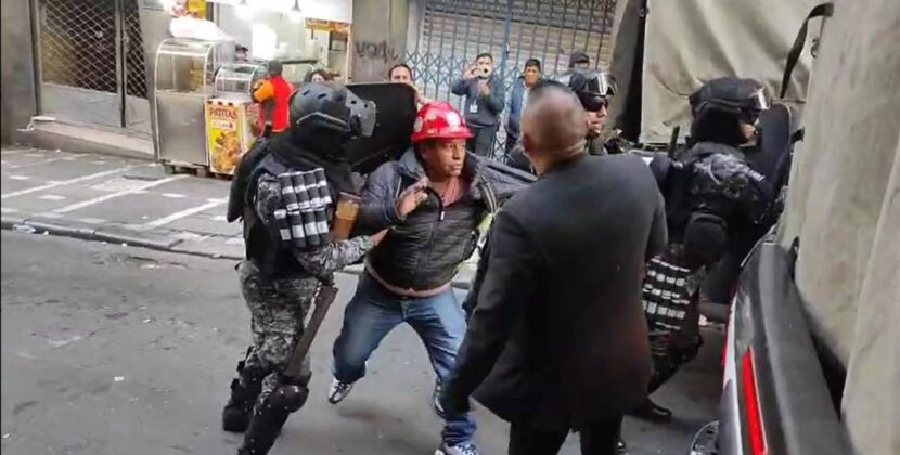 Policía desaloja a miembros de la COB que tomaban el Ministerio de Trabajo en La Paz
