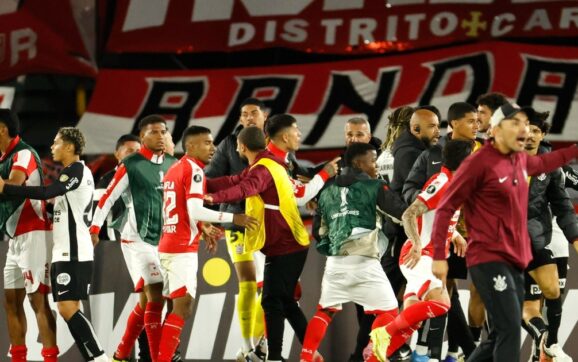 Incidentes tras el partido entre Santa Fe y Corinthians ponen en riesgo al “Cardenal” en la Copa Libertadores