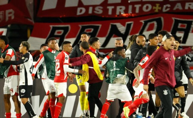 Incidentes tras el partido entre Santa Fe y Corinthians ponen en riesgo al “Cardenal” en la Copa Libertadores