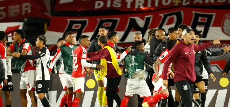 Incidentes tras el partido entre Santa Fe y Corinthians ponen en riesgo al “Cardenal” en la Copa Libertadores