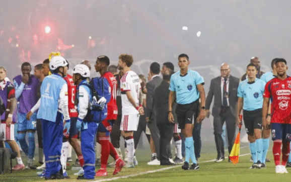 Partido de Copa Libertadores entre DIM y Flamengo suspendido tras desmanes en tribuna