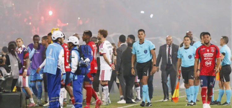 Partido de Copa Libertadores entre DIM y Flamengo suspendido tras desmanes en tribuna