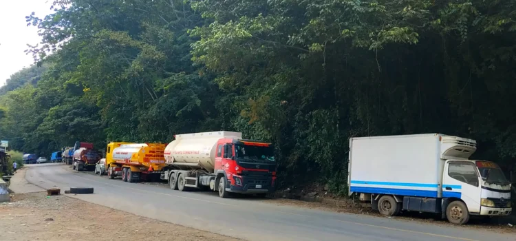 YPFB reporta afectación en suministro de diésel y gasolina por bloqueos en La Paz