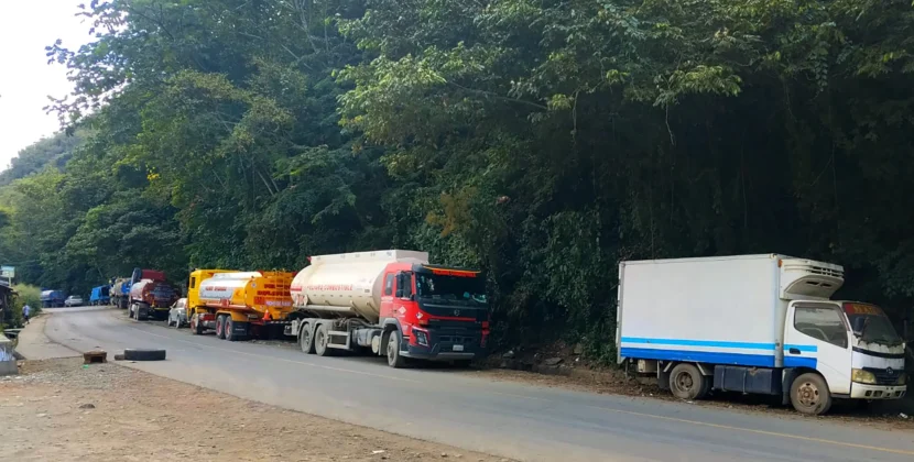 YPFB reporta afectación en suministro de diésel y gasolina por bloqueos en La Paz
