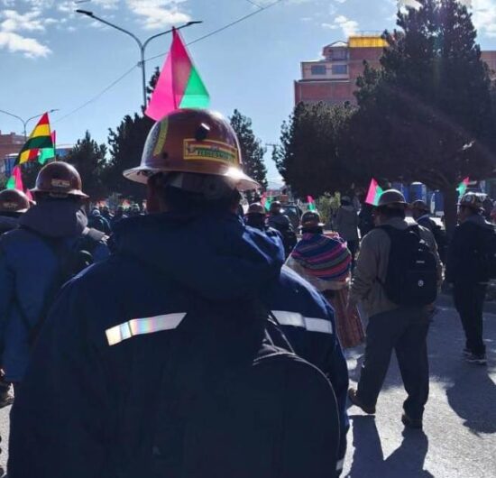 Mineros cooperativistas marchan desde El Alto hasta el centro de La Paz para exigir atención gubernamental