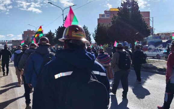 Mineros cooperativistas marchan desde El Alto hasta el centro de La Paz para exigir atención gubernamental