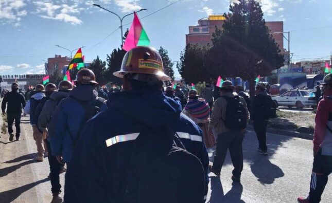 Mineros cooperativistas marchan desde El Alto hasta el centro de La Paz para exigir atención gubernamental