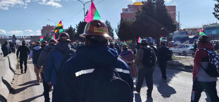 Mineros cooperativistas marchan desde El Alto hasta el centro de La Paz para exigir atención gubernamental