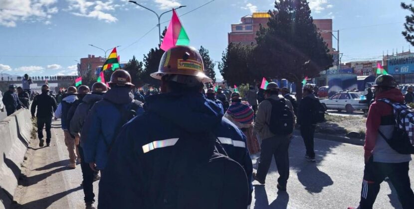 Mineros cooperativistas marchan desde El Alto hasta el centro de La Paz para exigir atención gubernamental