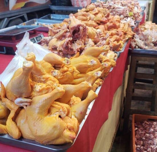 Incremento del precio del pollo en La Paz supera los 100 bolivianos debido a bloqueos y dificultades logísticas