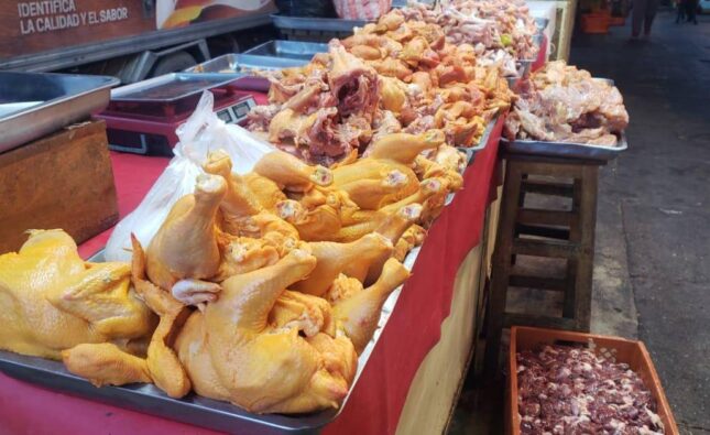 Incremento del precio del pollo en La Paz supera los 100 bolivianos debido a bloqueos y dificultades logísticas
