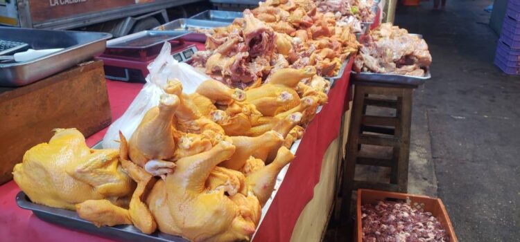 Incremento del precio del pollo en La Paz supera los 100 bolivianos debido a bloqueos y dificultades logísticas