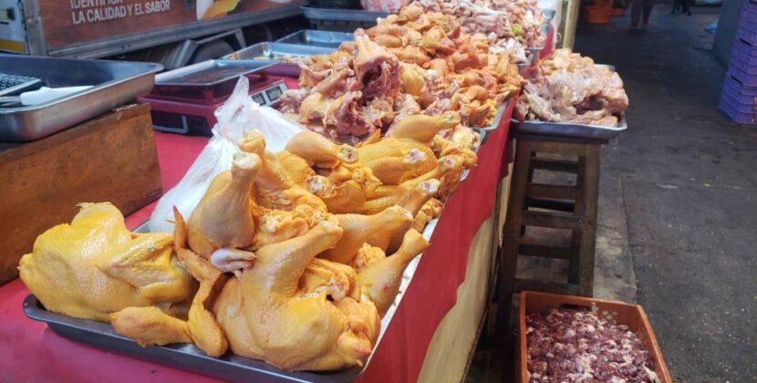 Incremento del precio del pollo en La Paz supera los 100 bolivianos debido a bloqueos y dificultades logísticas