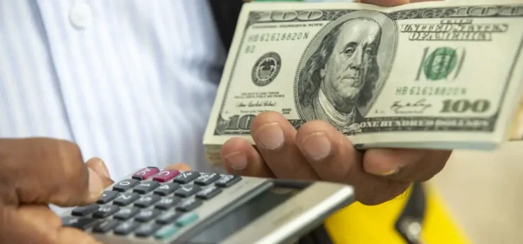 El dólar inicia el viernes con leve baja y cotización por encima de Bs 10