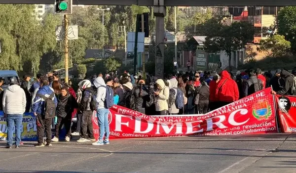 Terminal de Buses de Cochabamba suspende viajes a La Paz y Oruro por bloqueos de maestros rurales