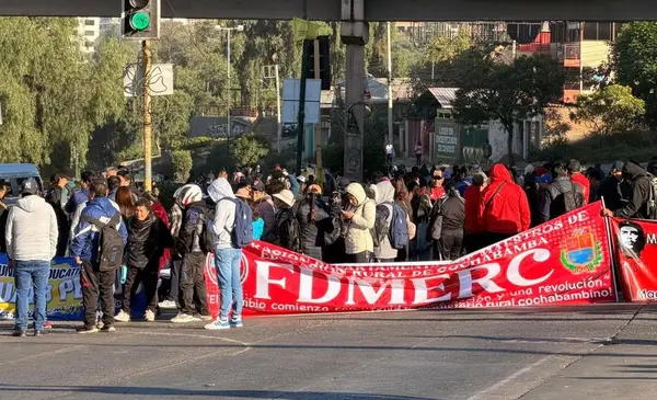 Terminal de Buses de Cochabamba suspende viajes a La Paz y Oruro por bloqueos de maestros rurales