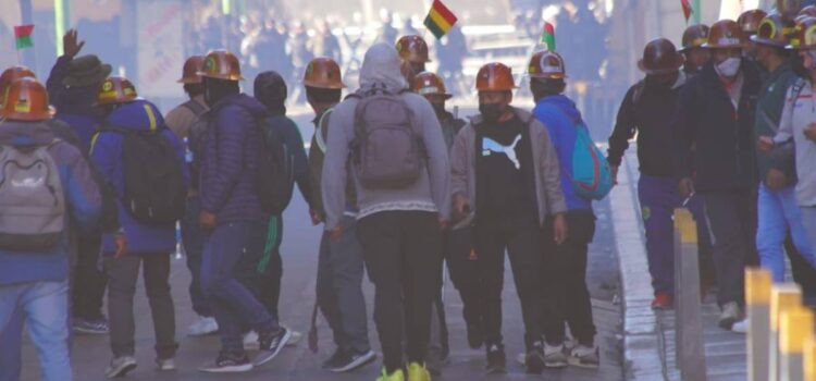 Gobierno inicia desbloqueo de carreteras en La Paz tras violentos enfrentamientos