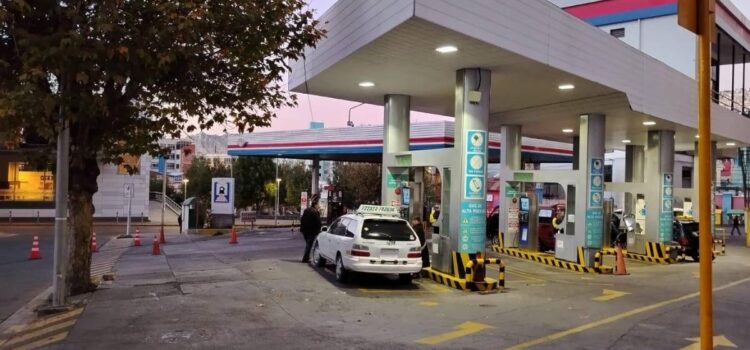 Bloqueos afectan distribución de combustible y generan largas filas en estaciones del eje central