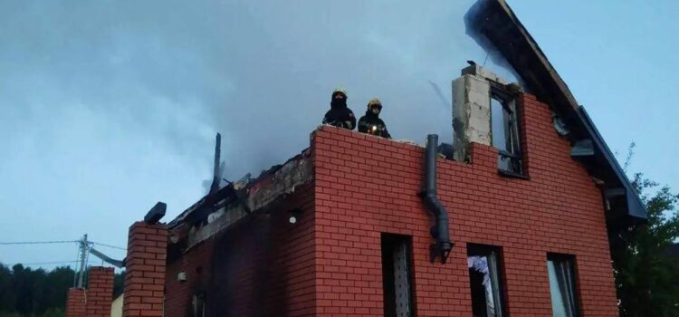Rusia denuncia ataque masivo de 600 drones ucranianos que dejó cuatro muertos y daños en Moscú