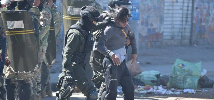 500 policías y militares despliegan operativos en carreteras bloqueadas sin rebasar a movilizados