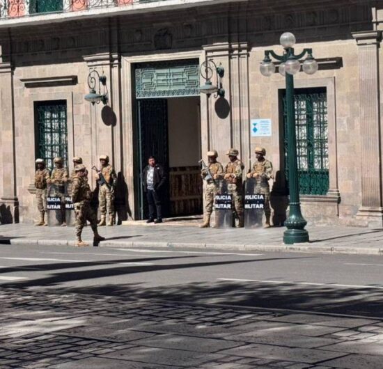 Ministros se reúnen con juntas vecinales de El Alto y dirigentes campesinos de La Paz para impulsar diálogo y paz social