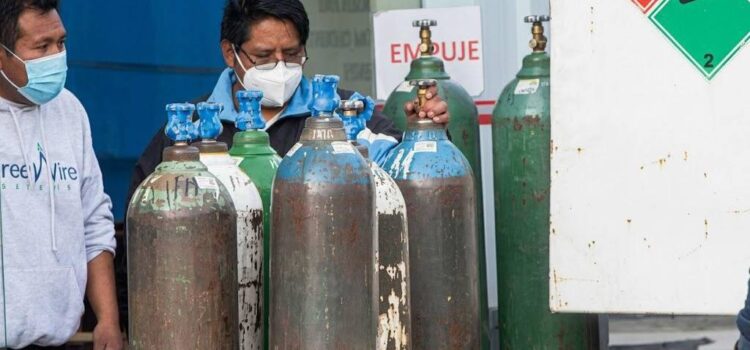 Habilitan paso de camiones con oxígeno y medicamentos hacia La Paz, pero bloqueos mantienen crisis sanitaria
