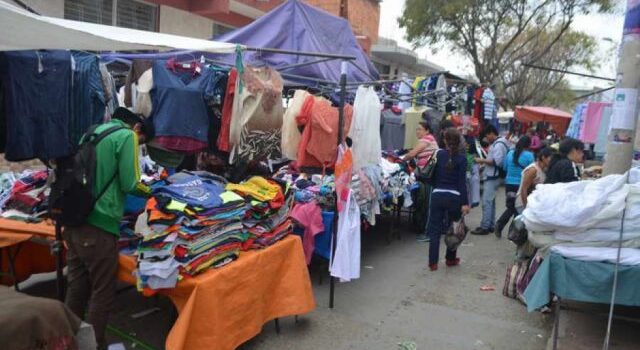 Crisis económica impulsa crecimiento del comercio informal de ropa usada en Tarija