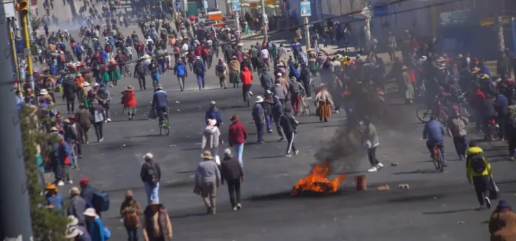 Persisten bloqueos en Bolivia: 22 puntos de protesta afectan principalmente a La Paz en la tercera semana de movilizaciones