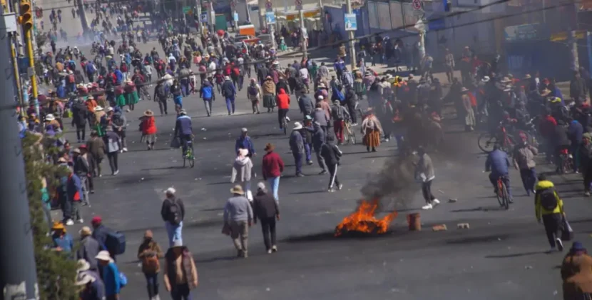Persisten bloqueos en Bolivia: 22 puntos de protesta afectan principalmente a La Paz en la tercera semana de movilizaciones