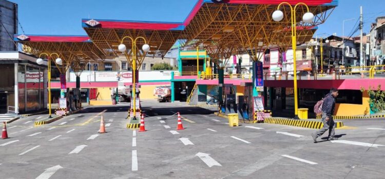 Bloqueos en La Paz y El Alto provocan desabastecimiento de combustible y largas filas en surtidores