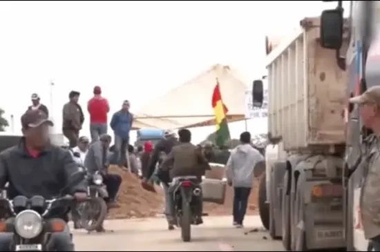 Bloqueo en San Julián cumple cinco días y afecta a transportistas con cobros irregulares en desvíos
