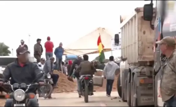 Bloqueo en San Julián cumple cinco días y afecta a transportistas con cobros irregulares en desvíos