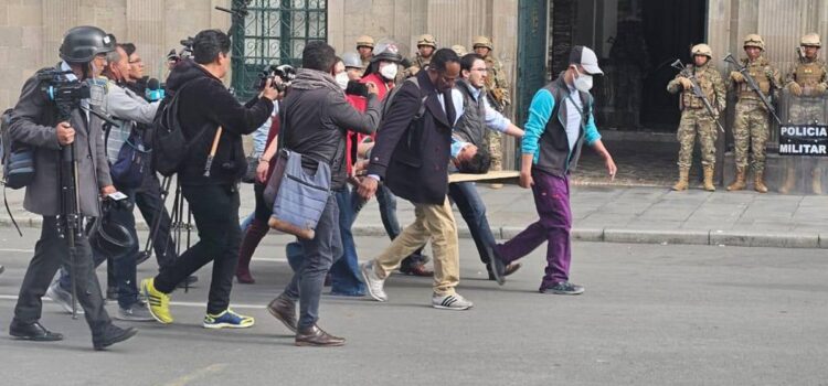 Heridos civiles y periodistas durante marchas en plaza Murillo, reporta el Ministerio de la Presidencia