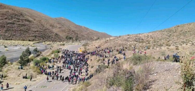 Campesinos mantienen bloqueos en vías paceñas exigiendo renuncia de presidente Rodrigo Paz y cumplimiento de demandas