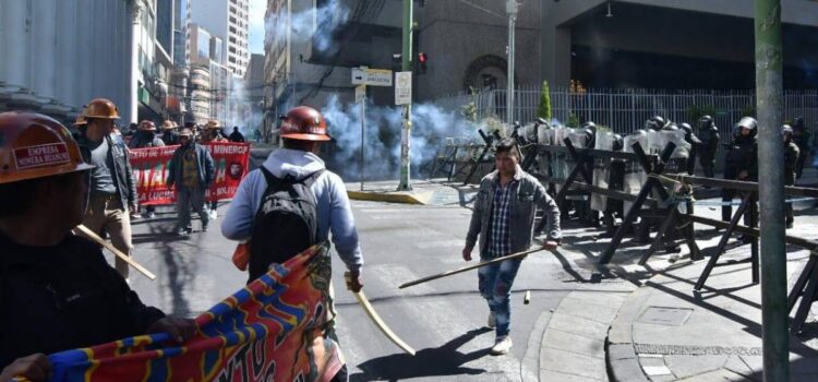 Violentas protestas en La Paz dejan saqueos, heridos y paralización parcial del Mi Teleférico