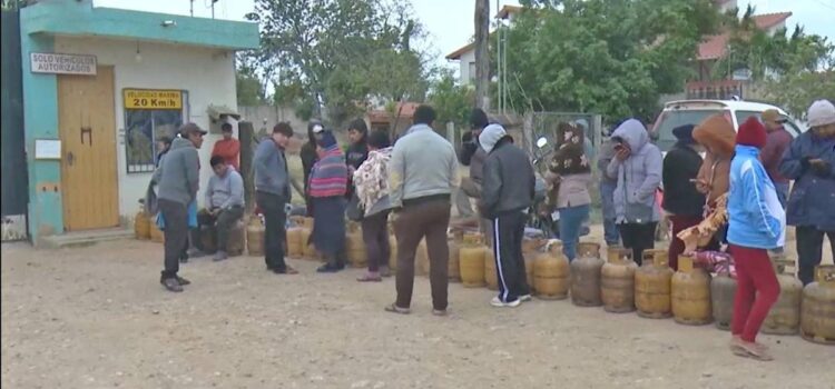 Cinco días de bloqueo en San Julián generan escasez y largas filas para conseguir garrafas de gas