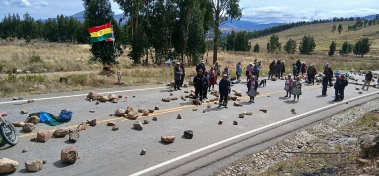 Marchistas mantienen 16 bloqueos en La Paz y enfrentan a la Policía cerca de la Plaza Murillo