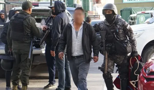 Incidentes en La Paz dejan daños a vehículos policiales y particulares, incluyendo quema de patrulla