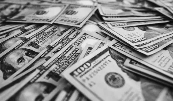 Mercado paralelo y oficial muestran diferencias en el tipo de cambio del dólar