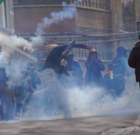 Violentos enfrentamientos en La Paz entre manifestantes y policías dejan daños y un herido