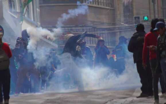 Violentos enfrentamientos en La Paz entre manifestantes y policías dejan daños y un herido